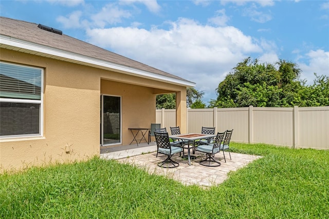 view of yard featuring a patio