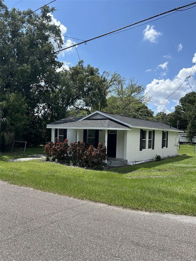 view of front of property featuring a front lawn