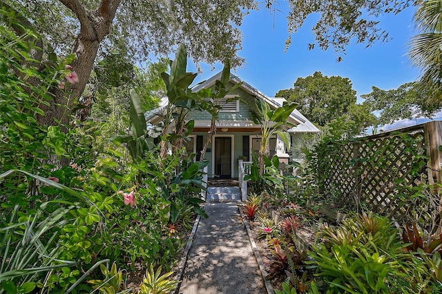 1677 4th St, Sarasota, FL 34236 - view of front facade featuring covered porch and fence