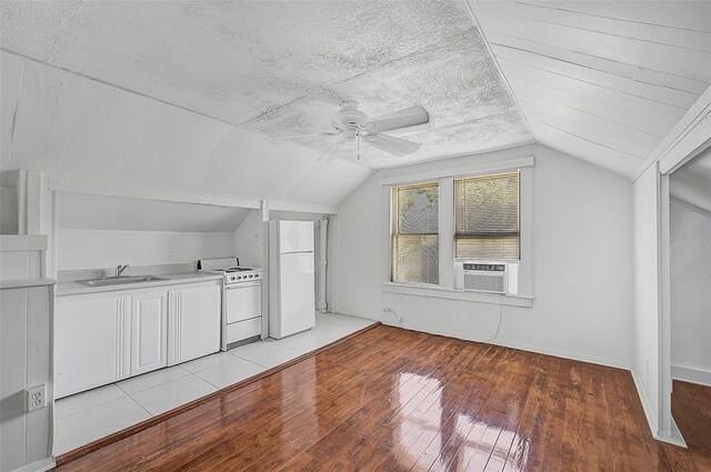 1677 4th St, Sarasota, FL 34236 - bonus room with a sink, a ceiling fan, a textured ceiling, light wood-style flooring, and lofted ceiling