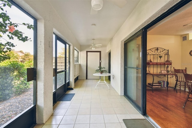 sunroom with ceiling fan