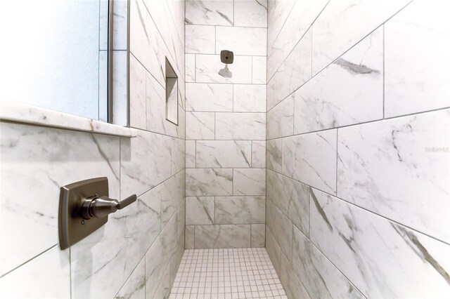 bathroom featuring tiled shower