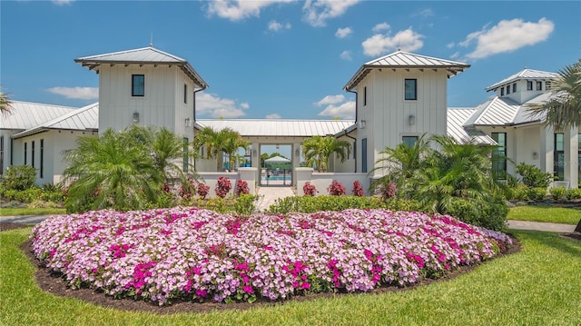 view of property's community featuring a yard