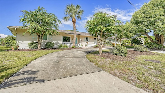 view of front of property featuring a front yard