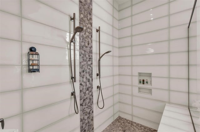 bathroom featuring a tile shower