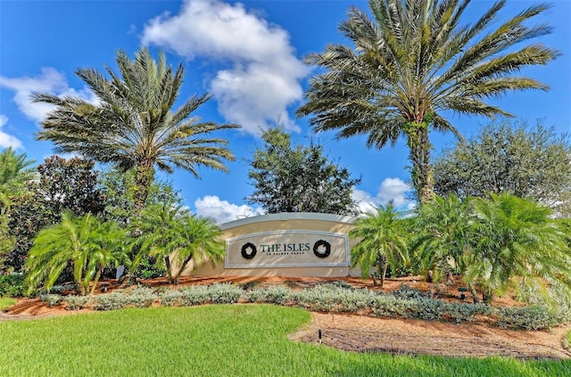 community sign with a yard