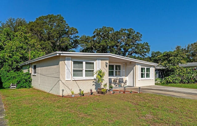 view of front facade with a front lawn