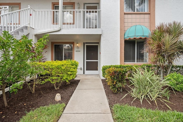 property entrance featuring a balcony