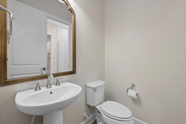 bathroom featuring sink and toilet