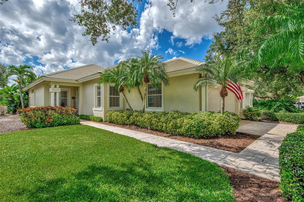 view of front of property featuring a front lawn and a garage