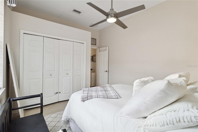 bedroom featuring ceiling fan and a closet