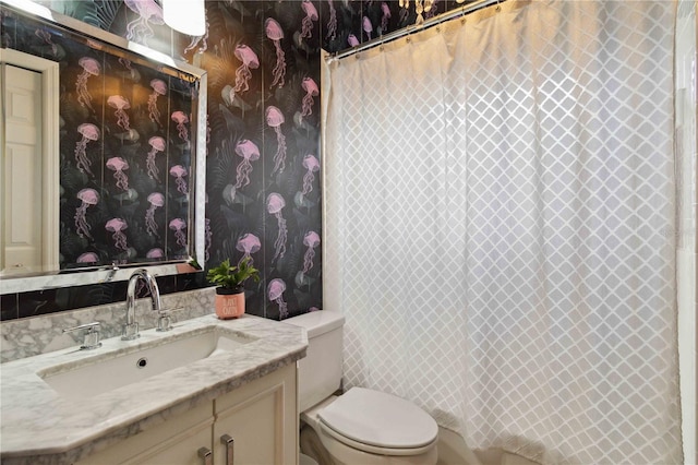 bathroom featuring a shower with curtain, vanity, and toilet