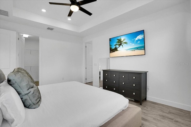 bedroom featuring light wood-style floors, baseboards, recessed lighting, and visible vents