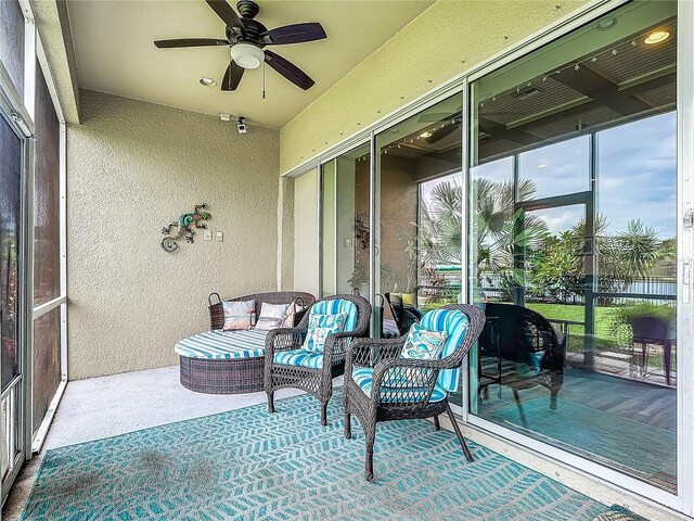 sunroom with ceiling fan