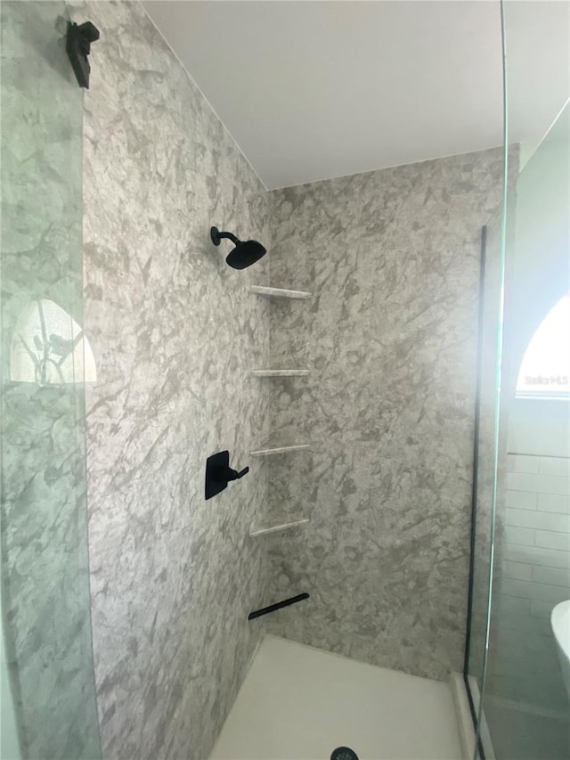 bathroom featuring tiled shower