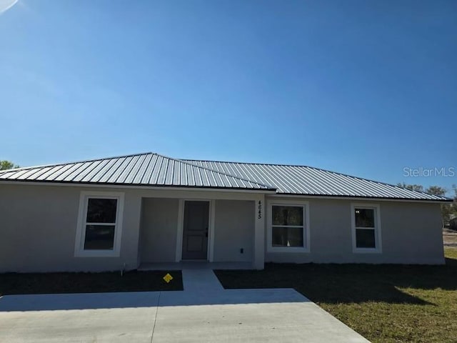 view of front of house with a front yard and a porch