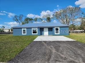 single story home with a front lawn