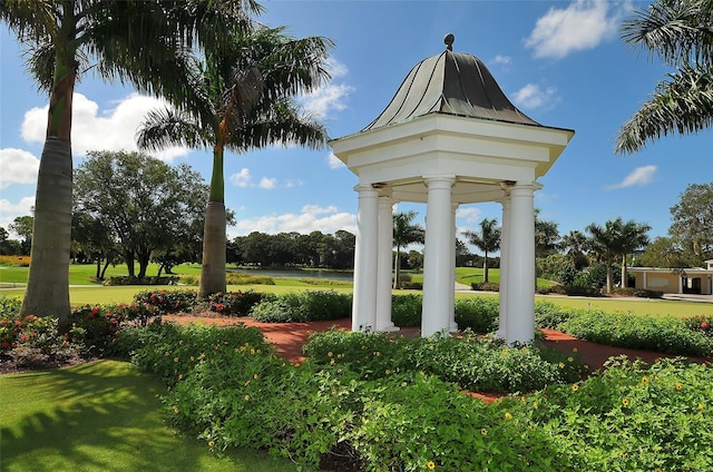 view of property's community featuring a lawn