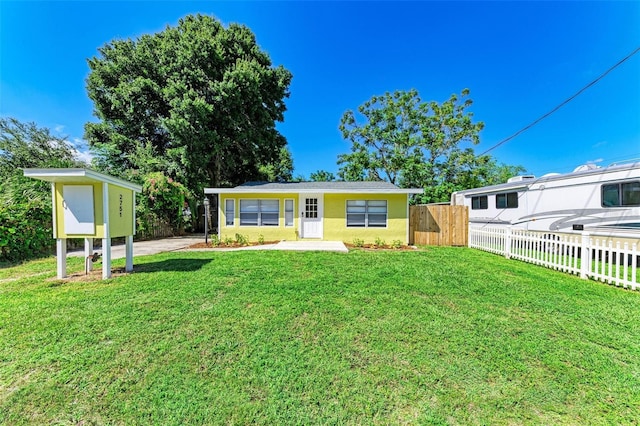 view of front of home featuring a front lawn