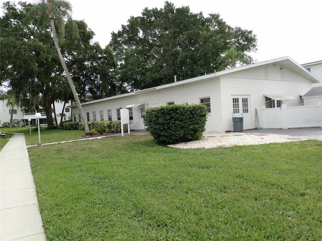 single story home featuring a front lawn