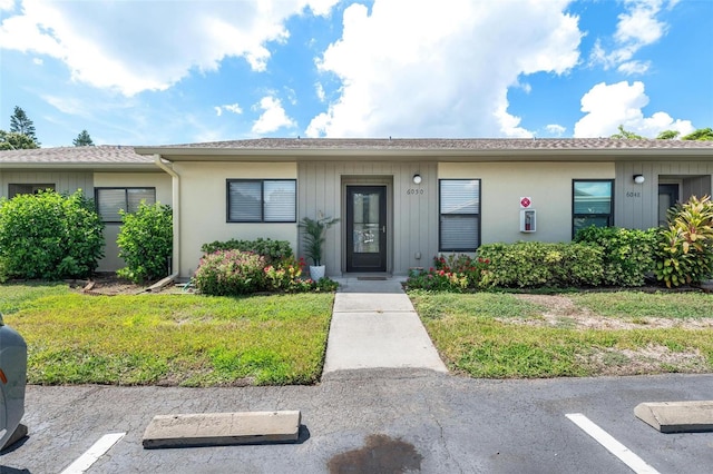 view of front of home featuring a front yard