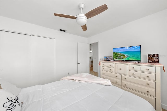 bedroom featuring ceiling fan and a closet