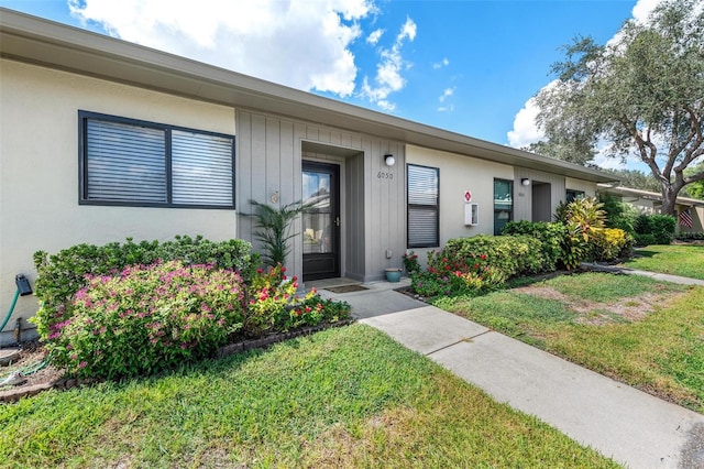 ranch-style home with a front lawn