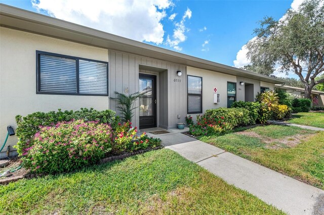 6050 28th St W Unit 14B, Bradenton, FL 34207 - view of front facade featuring a front yard