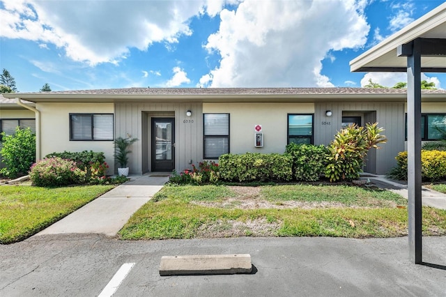 view of front of property featuring a front lawn