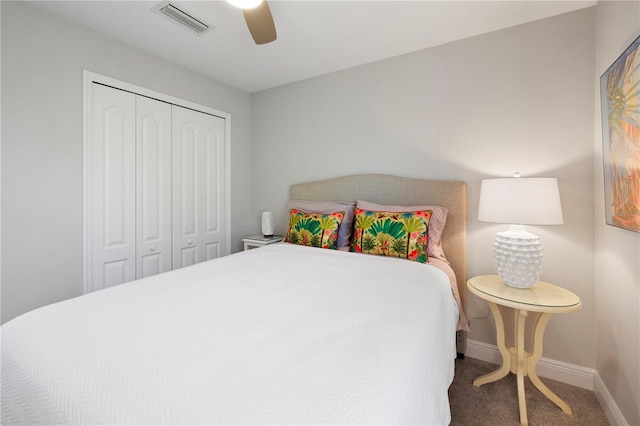 bedroom with ceiling fan, carpet floors, and a closet