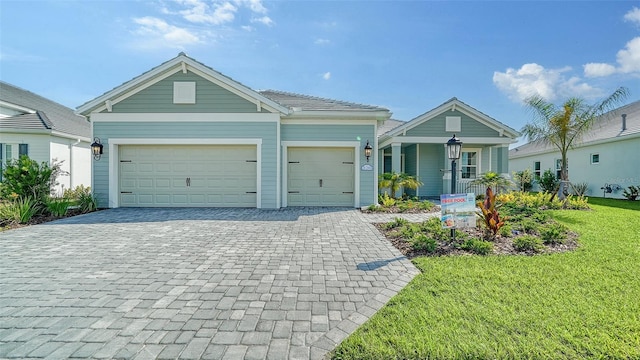 view of front of home featuring a front yard and a garage