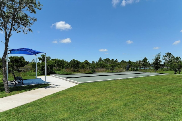 view of property's community featuring a lawn