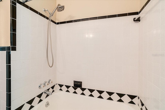 bathroom featuring tiled shower / bath combo