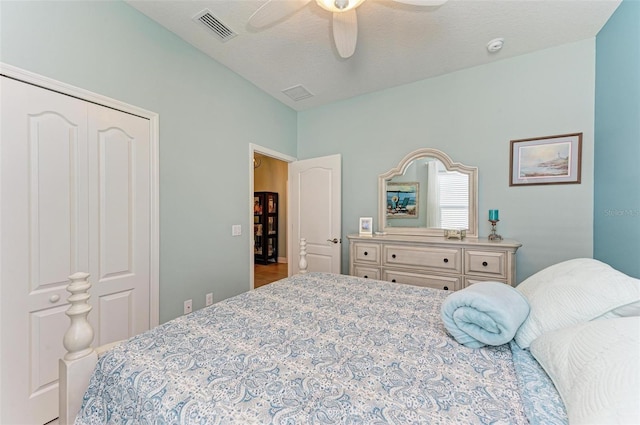 bedroom featuring ceiling fan, a closet, and a textured ceiling