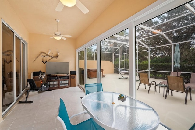 sunroom with ceiling fan