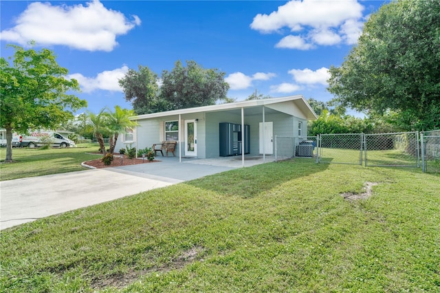 view of front of home featuring cooling unit, a front yard, and a carport