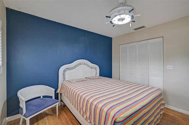 1026 Bird Bay Way Unit 276, Venice, FL 34285 - bedroom featuring wood finished floors, baseboards, a closet, and ceiling fan