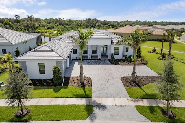 view of front of home featuring a front lawn