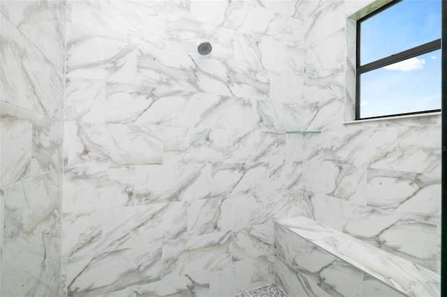 bathroom featuring a tile shower