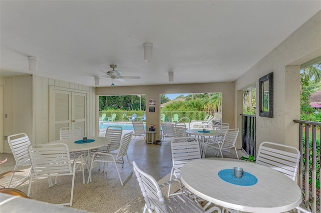 sunroom with ceiling fan