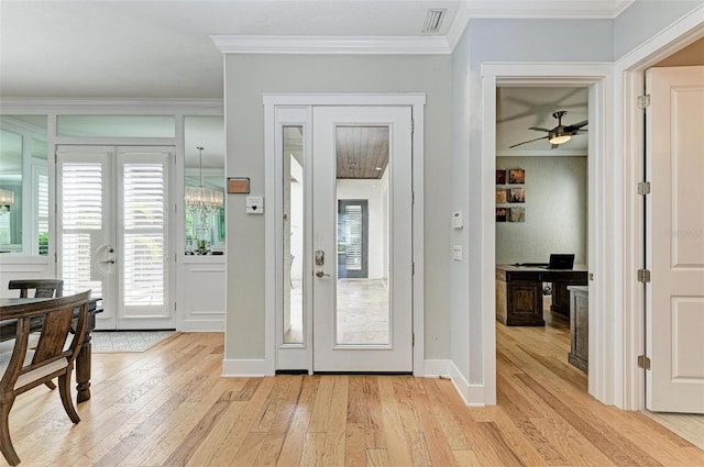 entryway featuring ceiling fan, crown molding, and light hardwood / wood-style floors