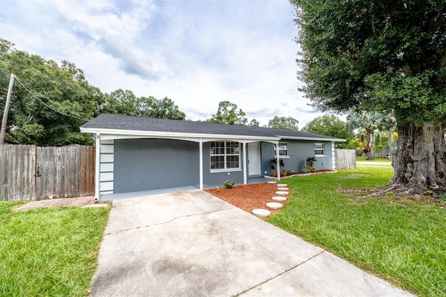 ranch-style home featuring a front lawn