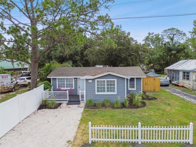 view of front of house featuring a front lawn