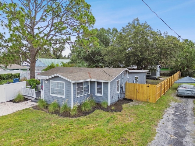 view of front of home with a front lawn