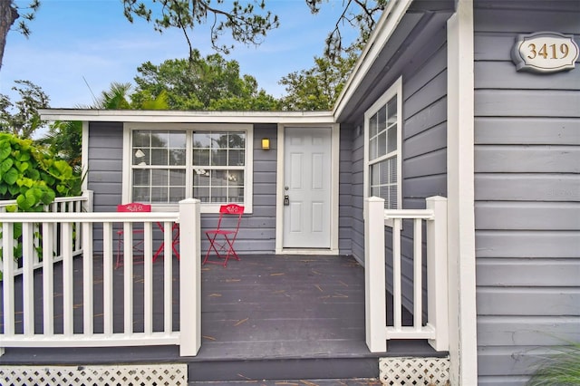 property entrance featuring a deck