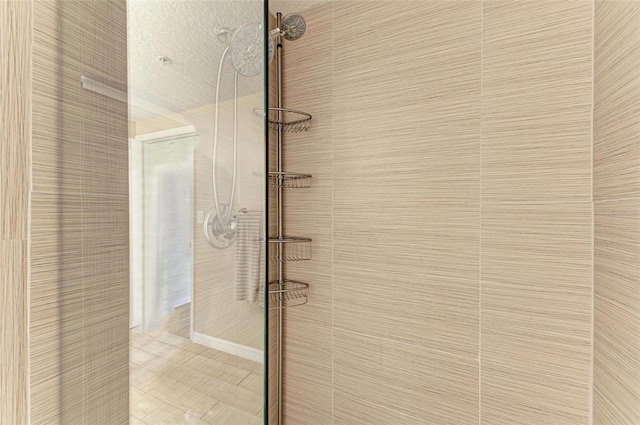 bathroom featuring a tile shower