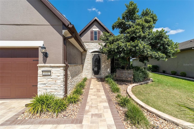 view of front of house featuring a front yard