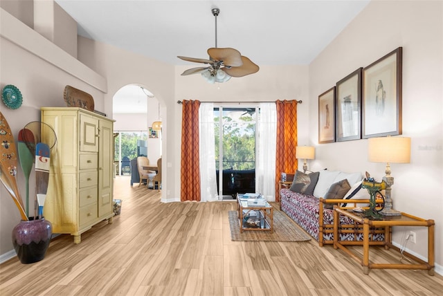 living area featuring light wood-type flooring and ceiling fan