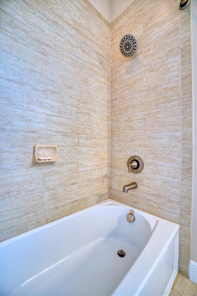 bathroom with tiled shower / bath