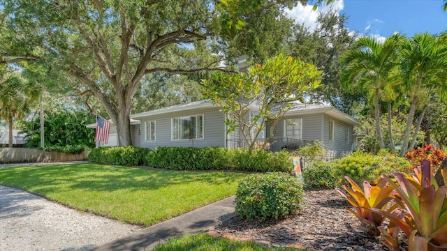 ranch-style home featuring a front lawn